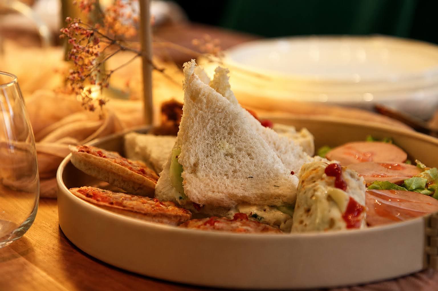 High tea met huisgemaakte broodjes en zoetigheden bij Mi Casa in Zoetermeer