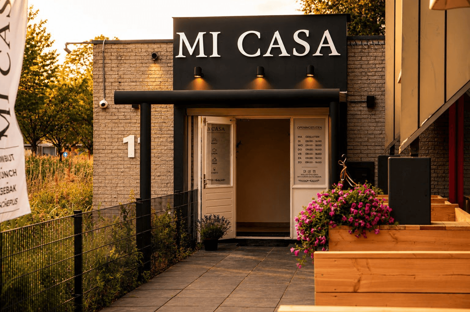 Gevel van lunchroom Mi Casa aan de Bossenwaard 11 in Zoetermeer